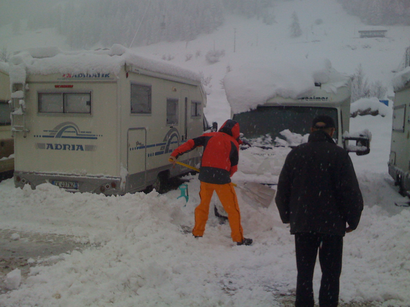 Giovedì 5 marzo Sesto ..... qualcuno spala .... qualcun altro guarda ...