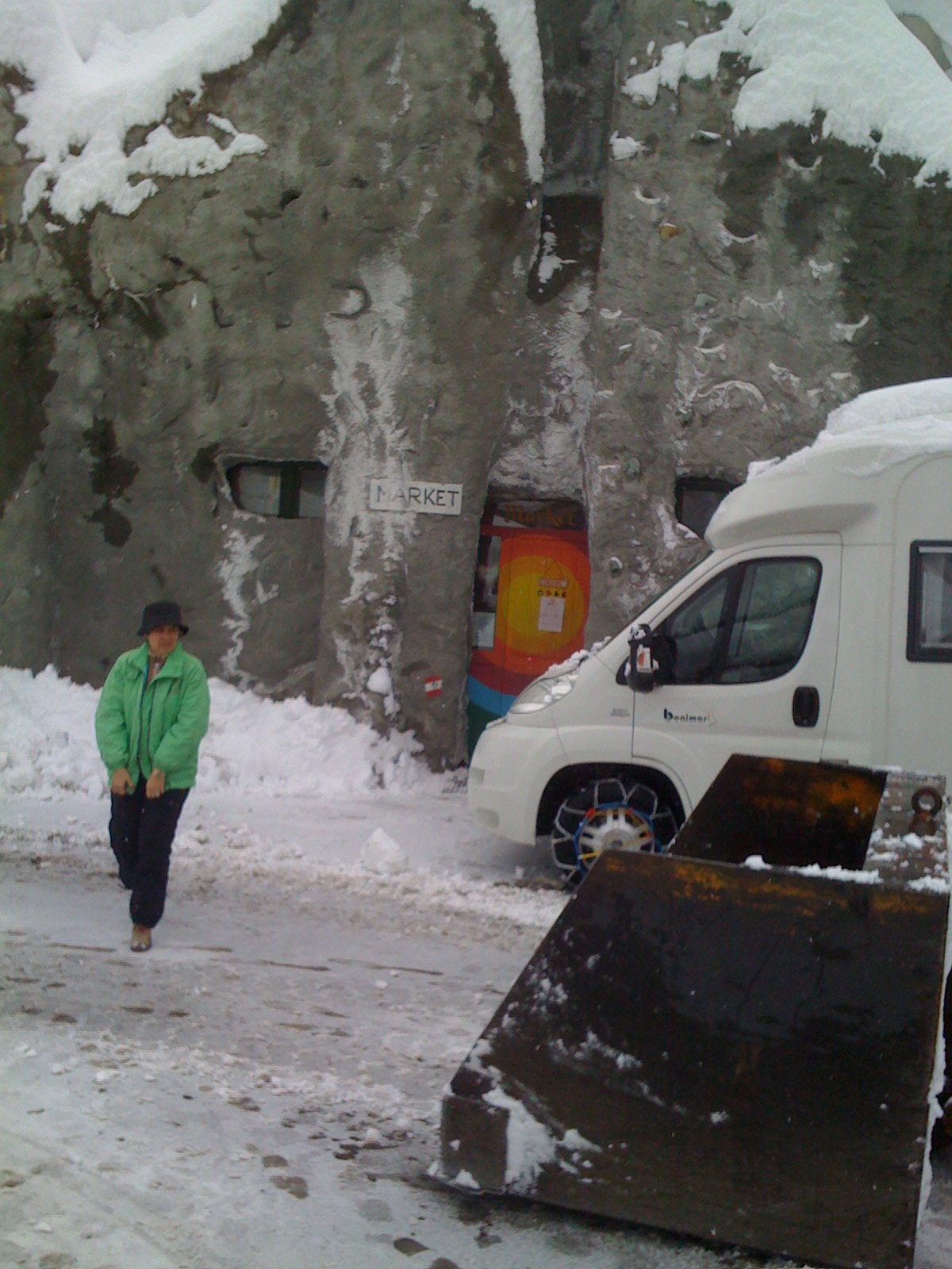 Giovedì 5 marzo In campeggio davanti al market con tanto di catene e pala meccanica