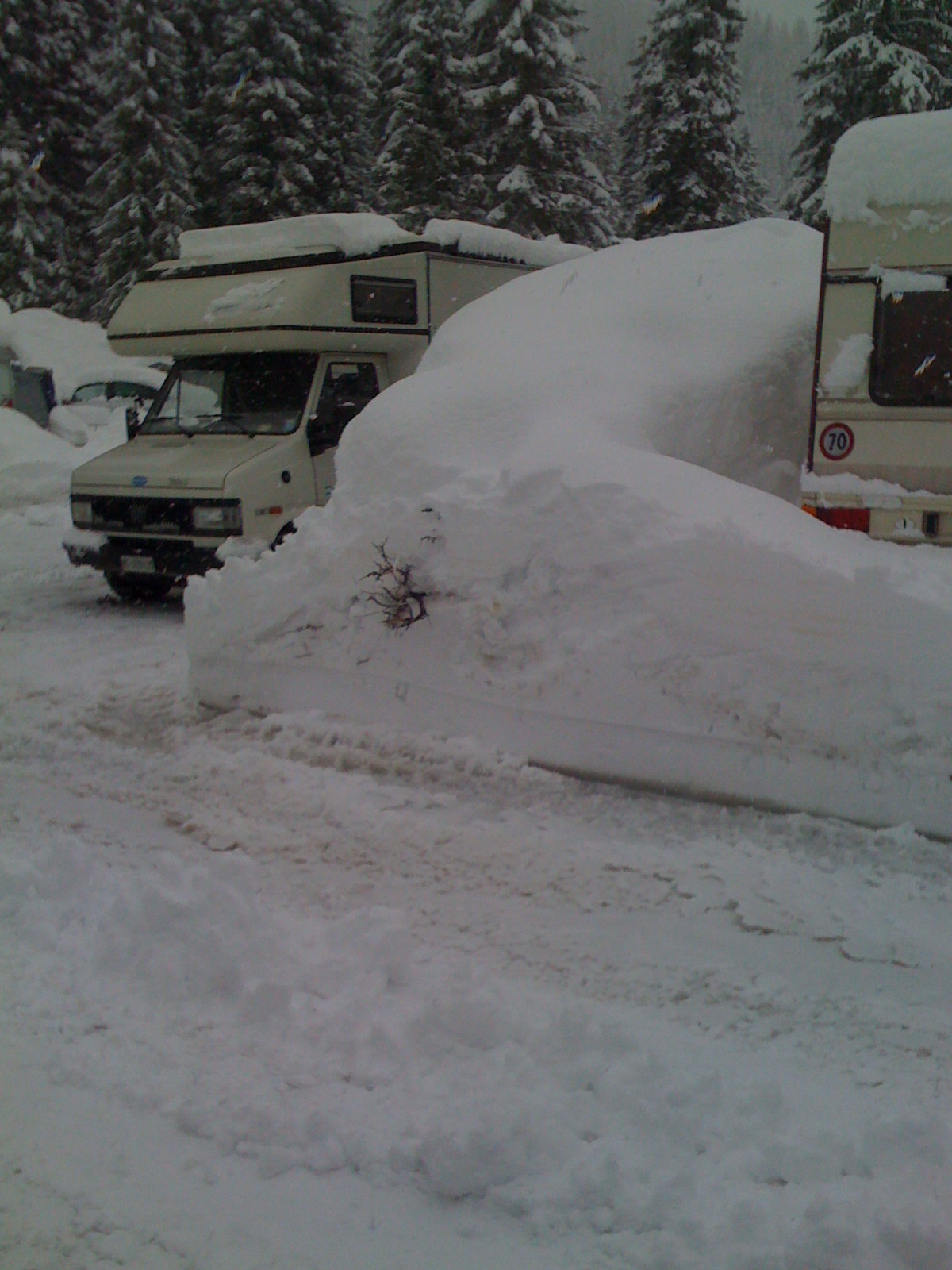 Giovedì 5 marzo In campeggio il camper della famiglia Mogni seminascosto dalla neve.