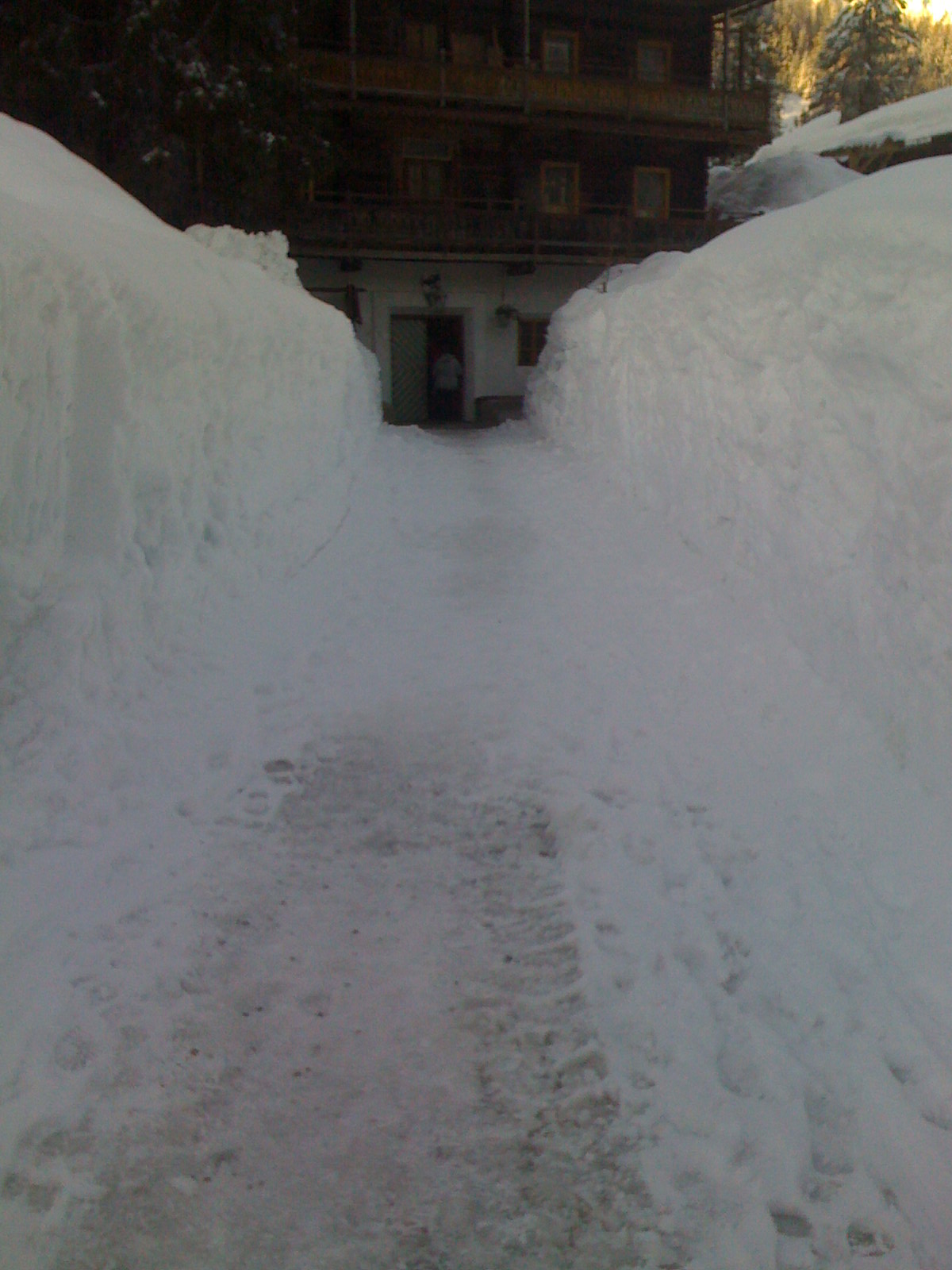 Giovedì 5 marzo. Il camminamento fra 2 muraglie di neve per i servizi igienici del campeggio