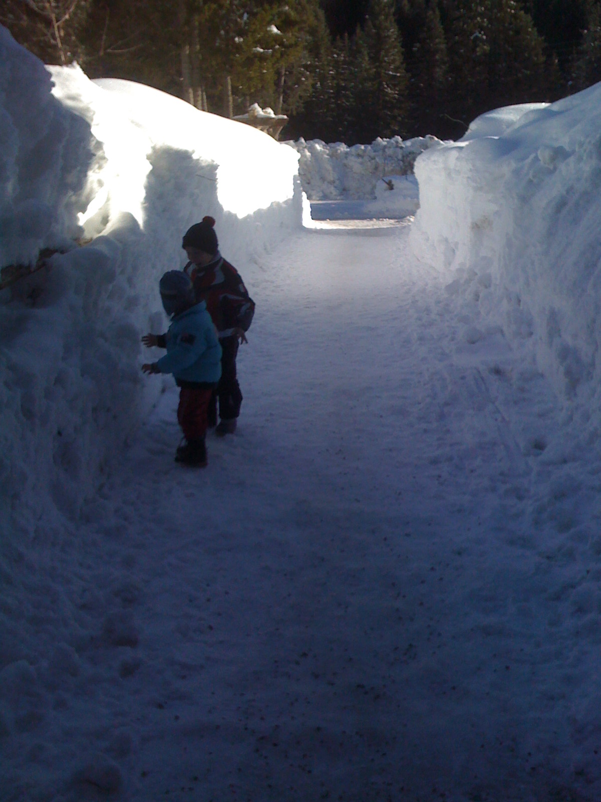 Domenica 8 marzo. Seby e Leo giocano fra 2 muraglie di neve del cameggio.