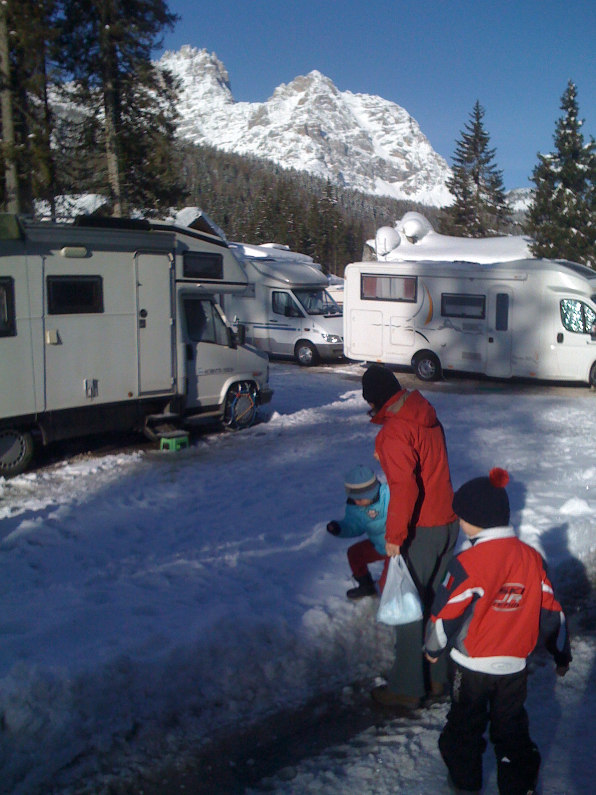 Domenica 8 marzo. Chioccia e pulcini in campeggio.
