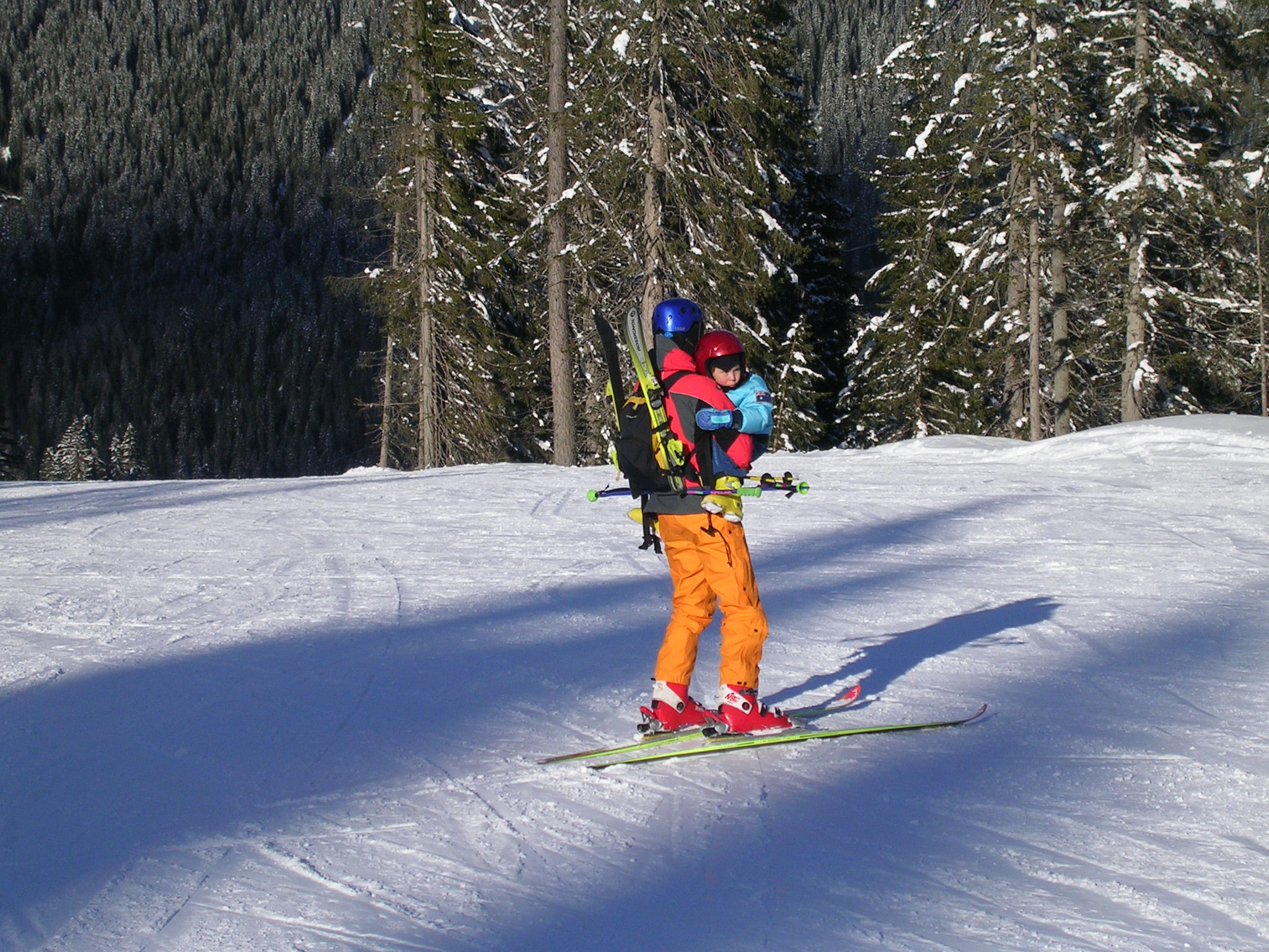 Sabato 7 marzo. Papà Stefano porta a valle (con maestria) il piccolo Leo