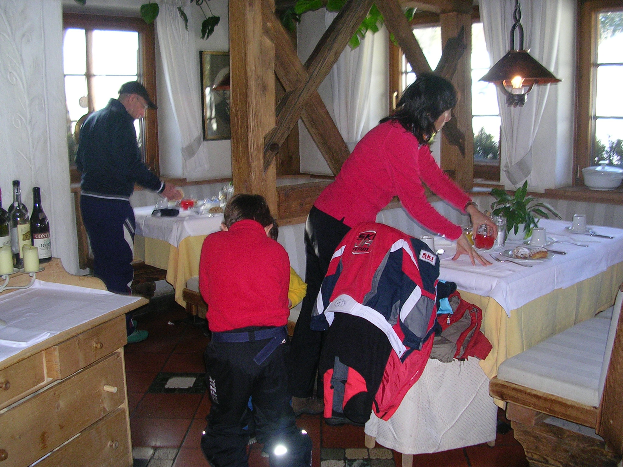 Sabato 7 marzo La famiglia Mogni si accinge a fare colazione al ristorante del campeggio.