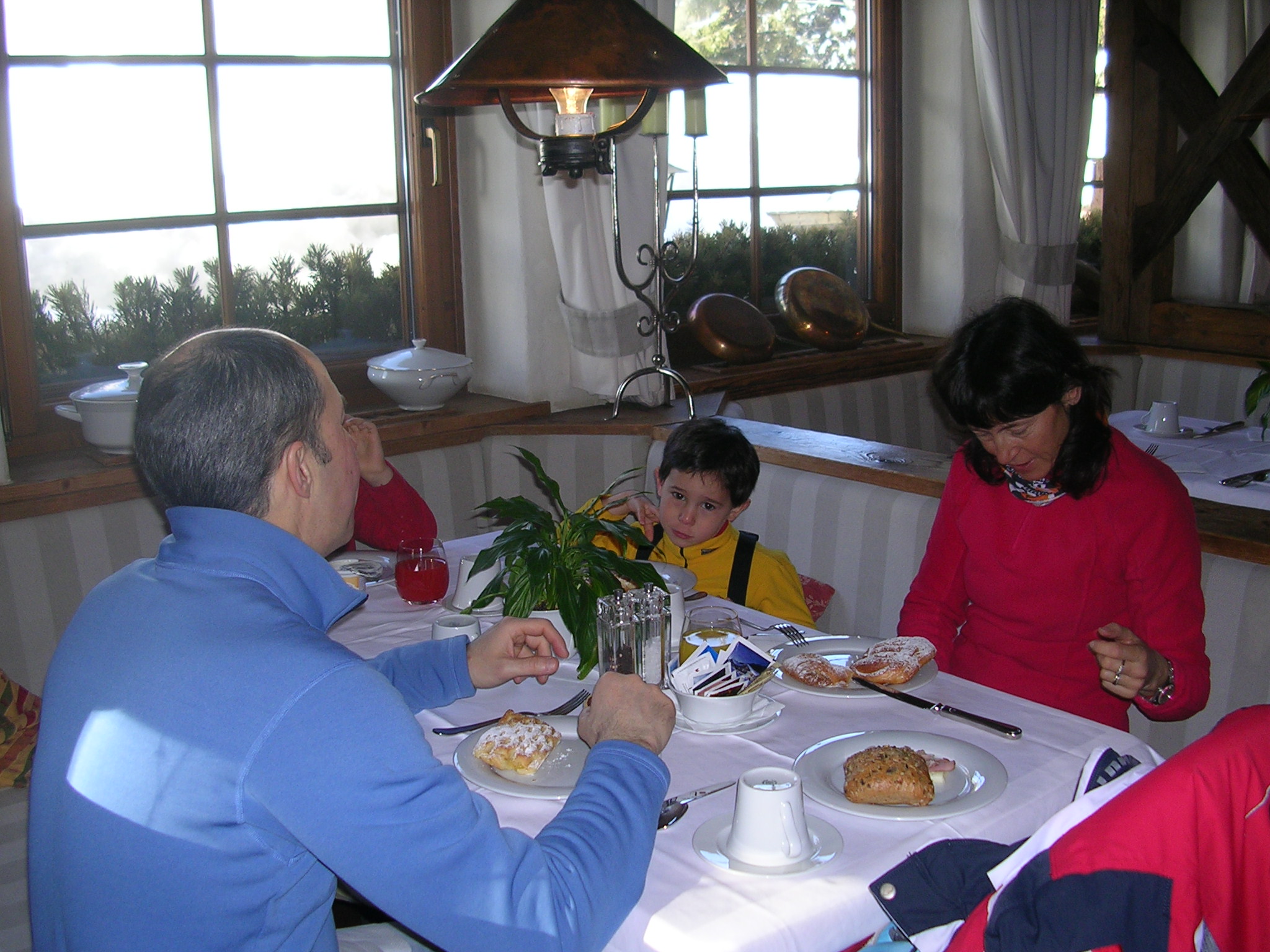 Domenica 8 marzo. La famiglia Mogni a colazione.