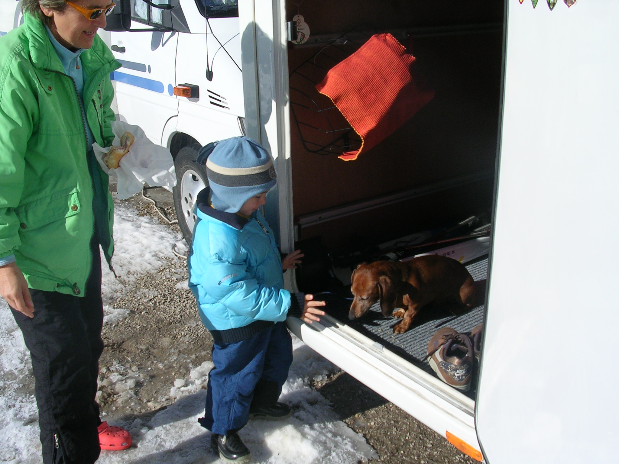Domenica 8 marzo. Leo e teo nel garage del camper.