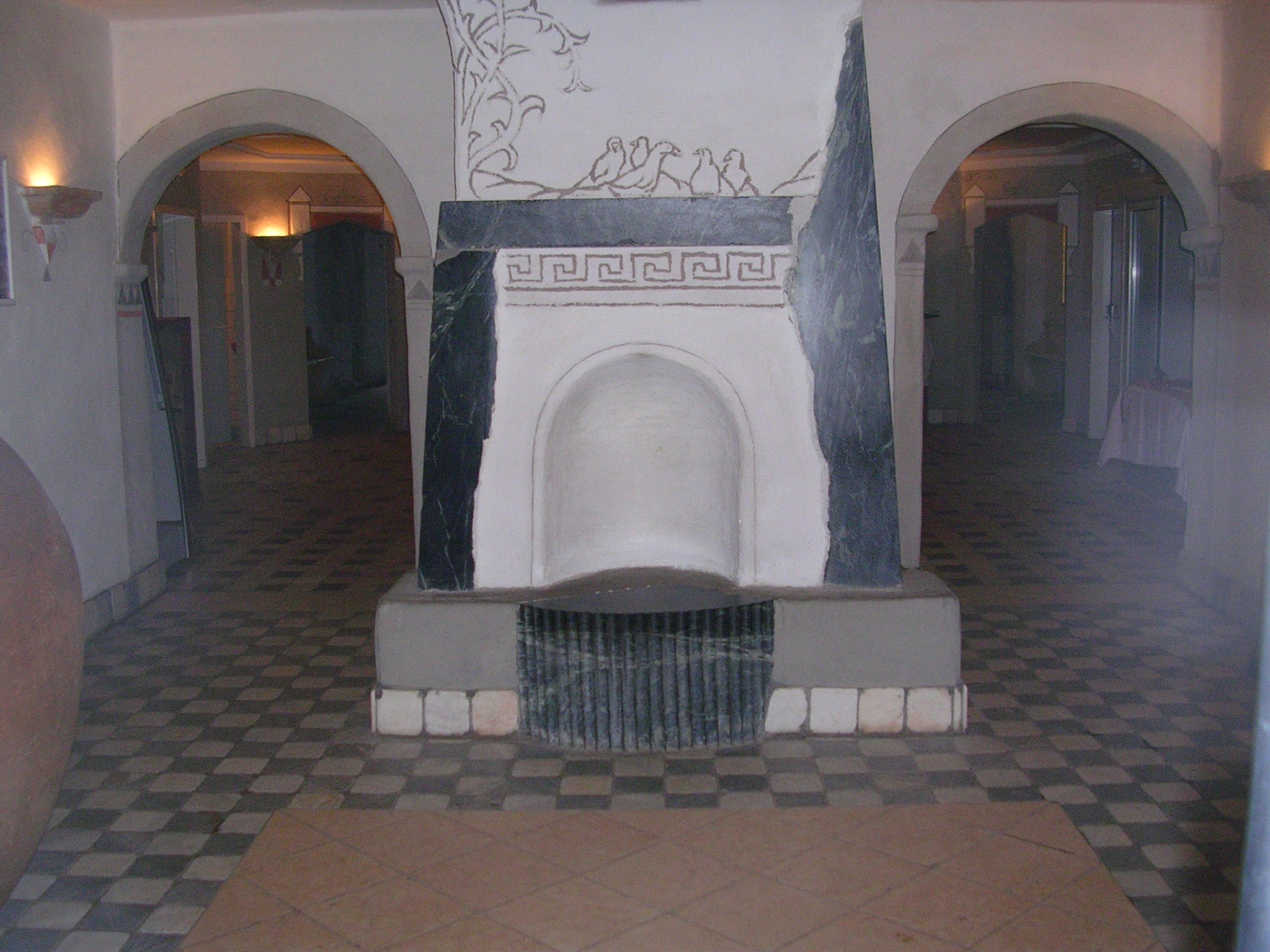 Domenica 8 marzo. L'ingresso ai servizi igienici del campeggio.