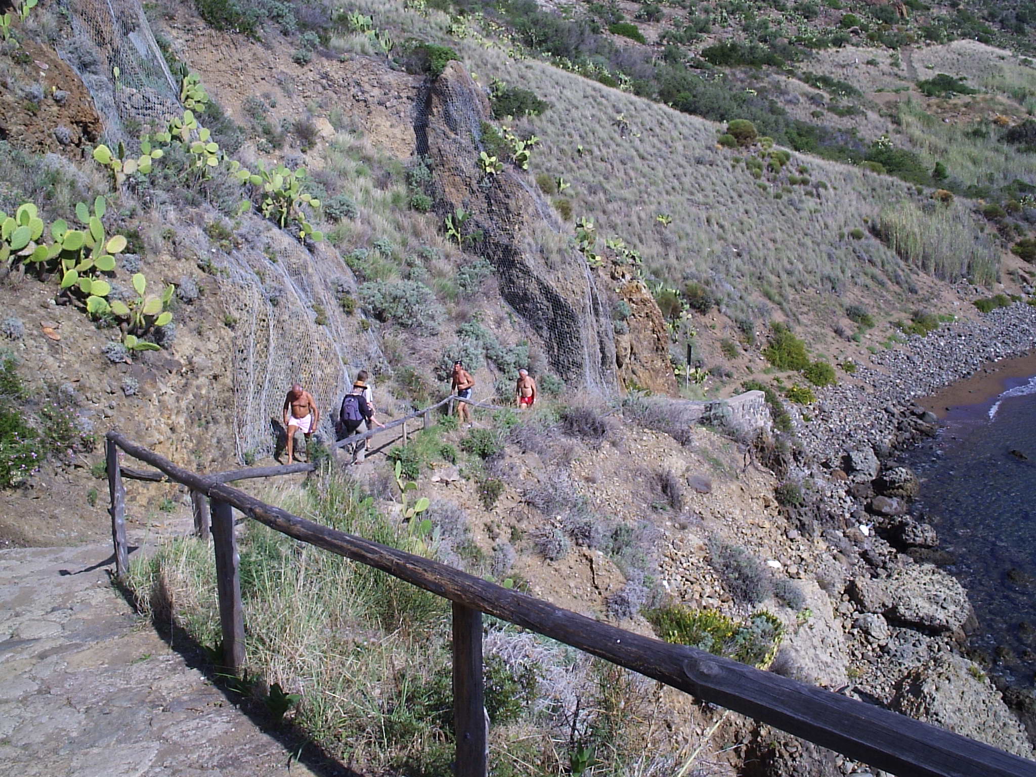 31a2 15/10/2008 Panarea. Sul sentiero che dalla spiaggia ci porterà al villaggio neolitico.