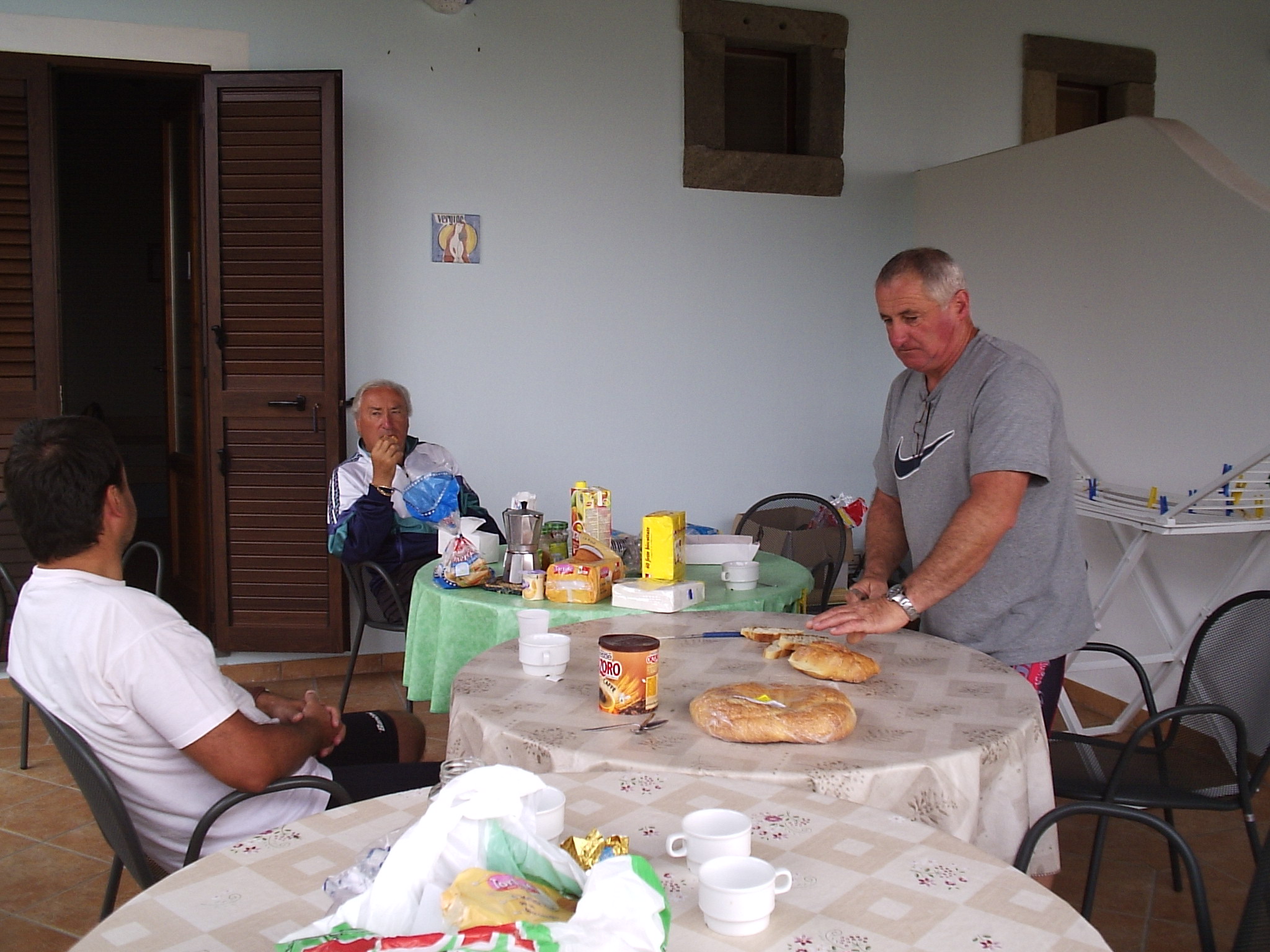 01aa 17/10/2008 Lipari. Preparativi per l'ultima colazione al residence "La Munciarda".