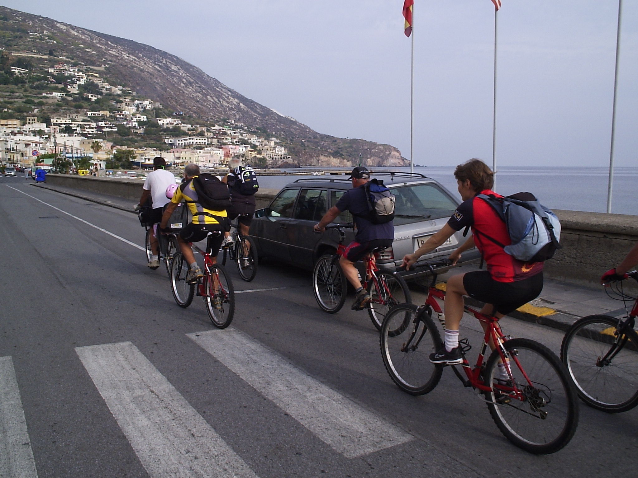 05aa 17/10/2008 Lipari. Sfilata in bici per il lungomare di Canneto.