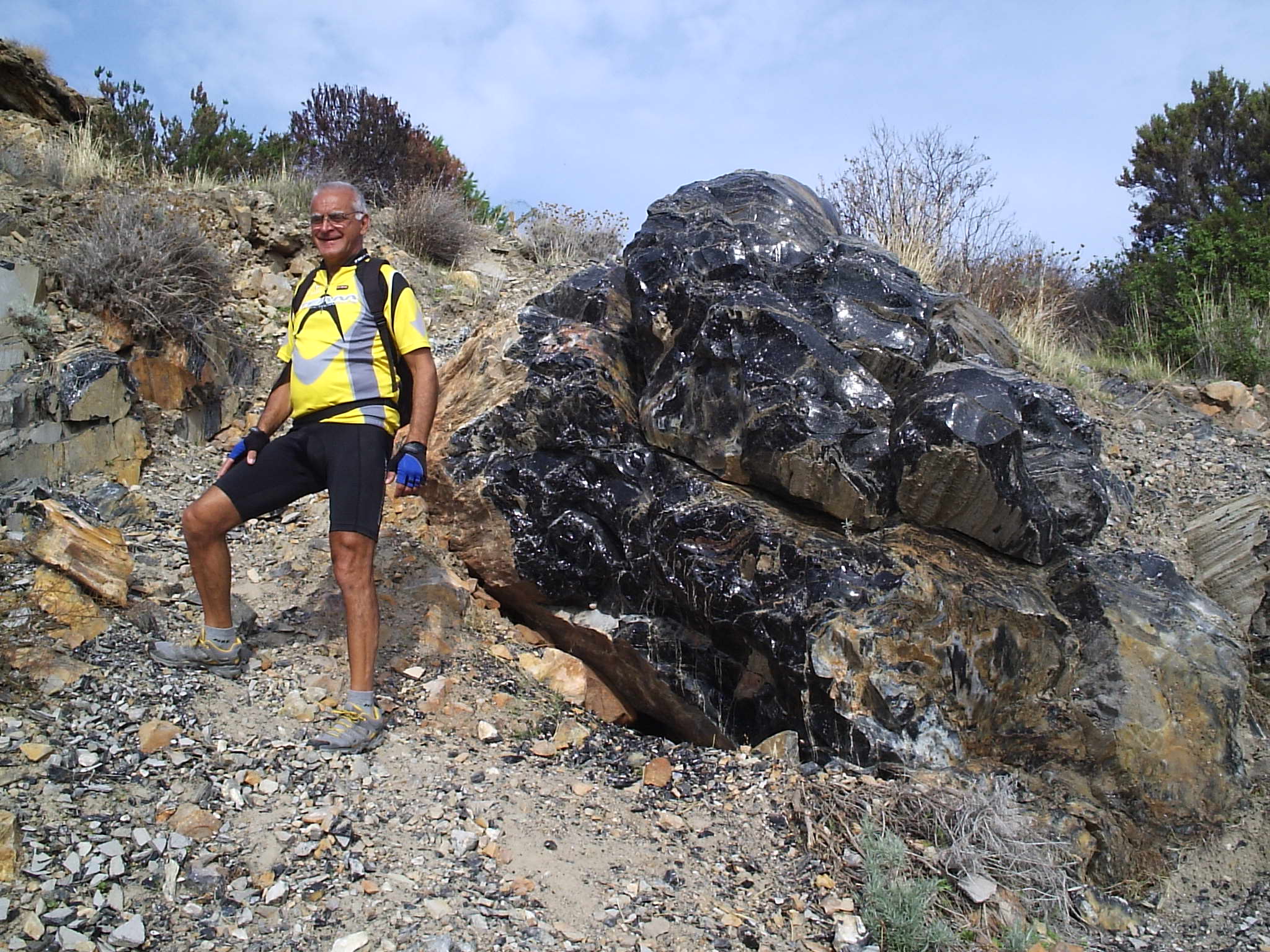 07aa1 17/10/2008 Lipari. Franco posa di fianco ad un masso di ossidiana.