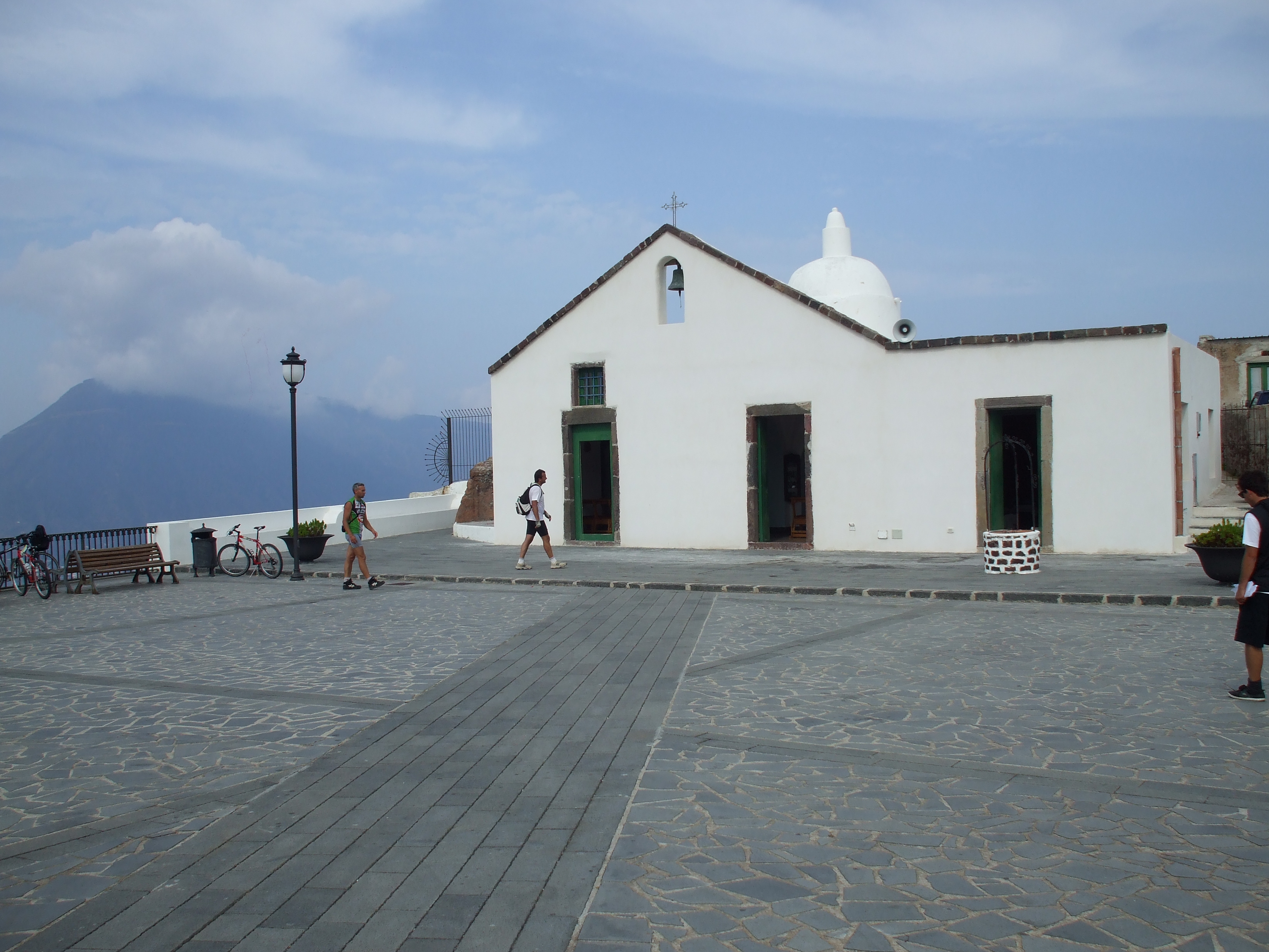 12aa 17/10/2008 Lipari. Una chiesetta sulle alture dell'isola.