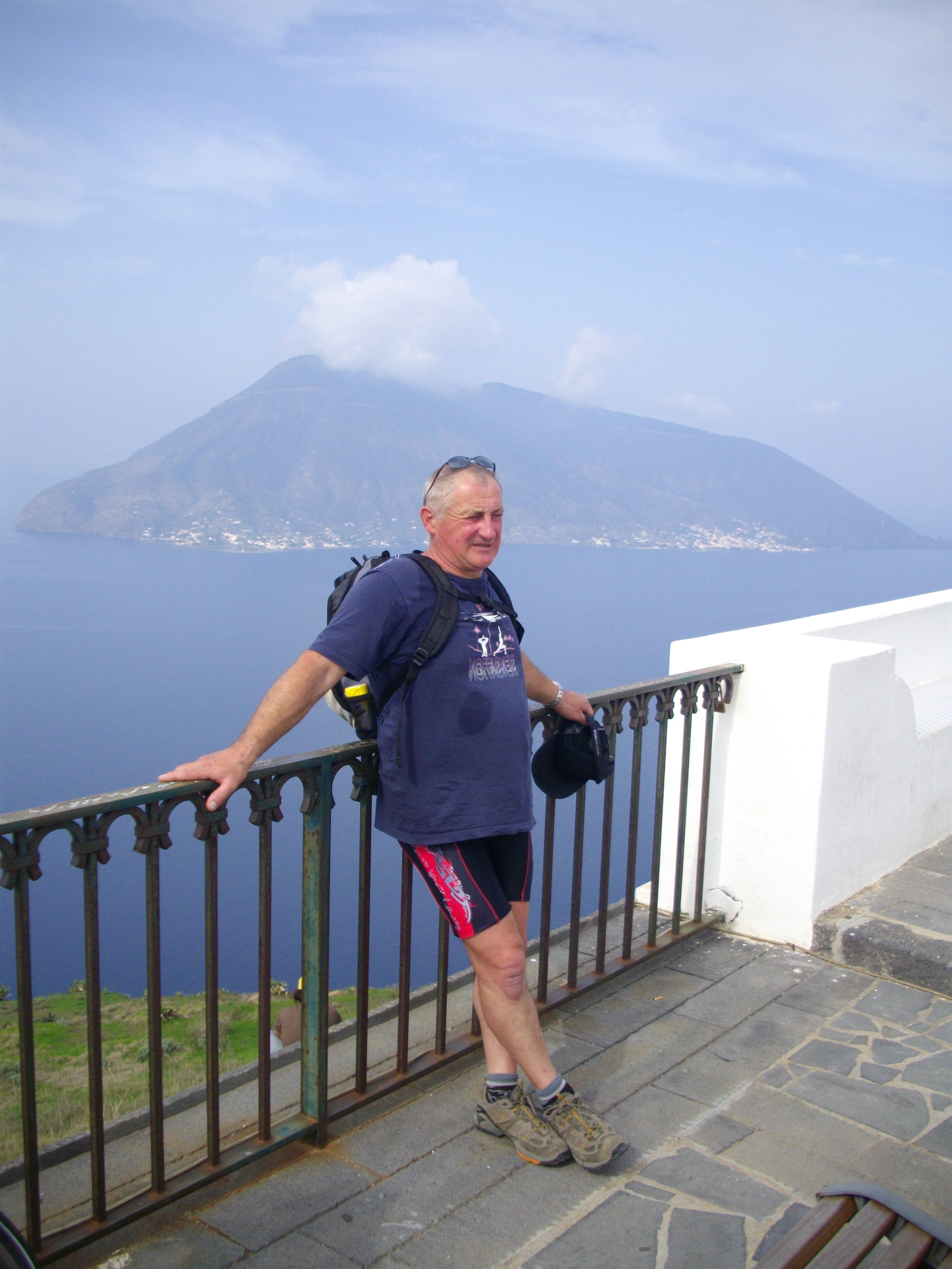 13aa 17/10/2008 Lipari. Pierre sul sagrato della chiesetta e sullo sfondo Salina.