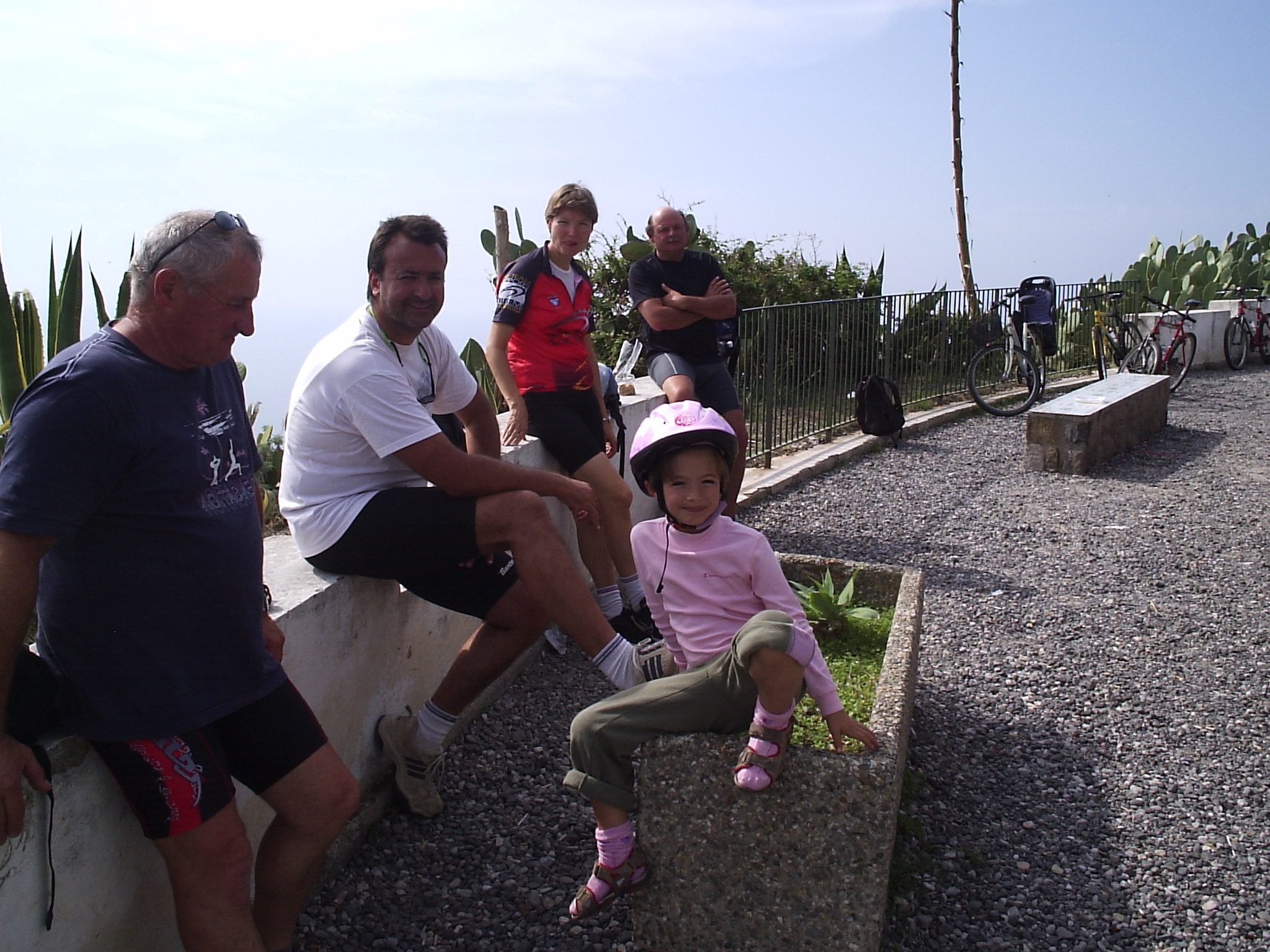 19aa 17/10/2008 Lipari. Una sosta durante il giro ciclistico dell'isola. Un pò di relax, un'ottima bruschetta ed una birra gelata. Che spasso !!!!!