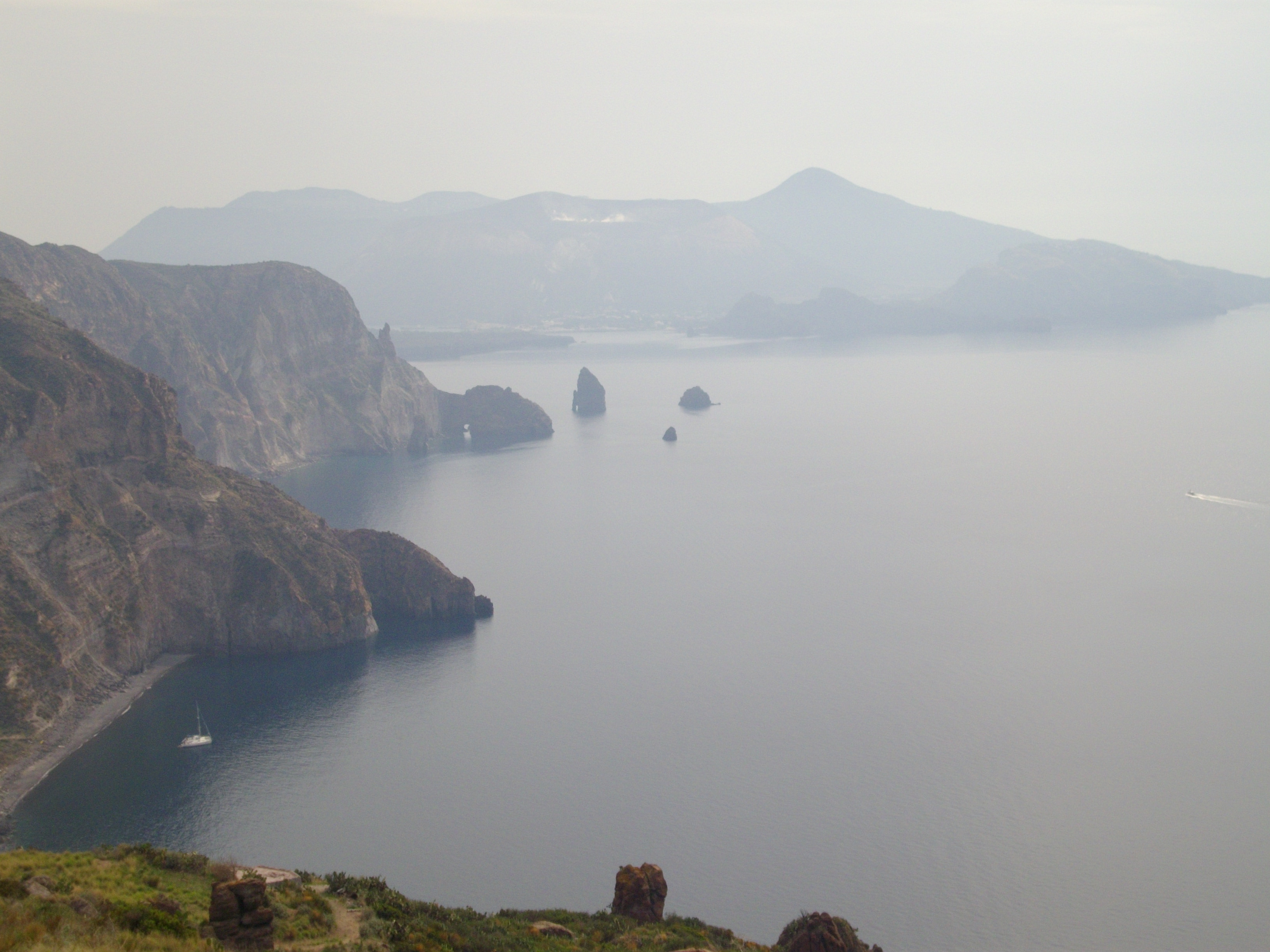 22aa1 17/10/2008 Lipari. Dicevo, aspettando la bruschetta ci si può anche lustrare la vista ! Sullo sfondo Vulcano con i suoi fumi perenni.