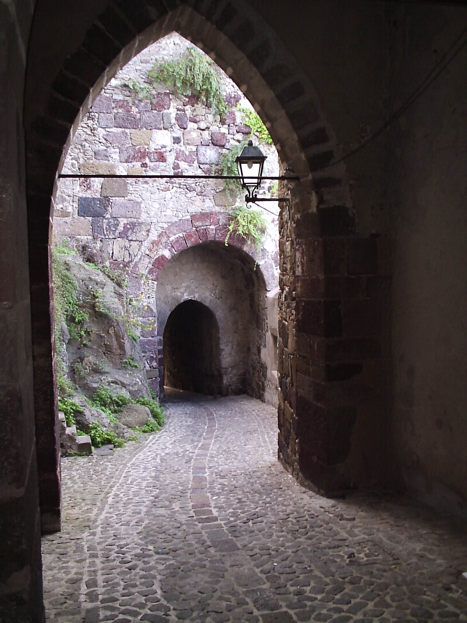 32aa1 17/10/2008 Lipari. Un angolo caratteristico di Lipari vecchia.
