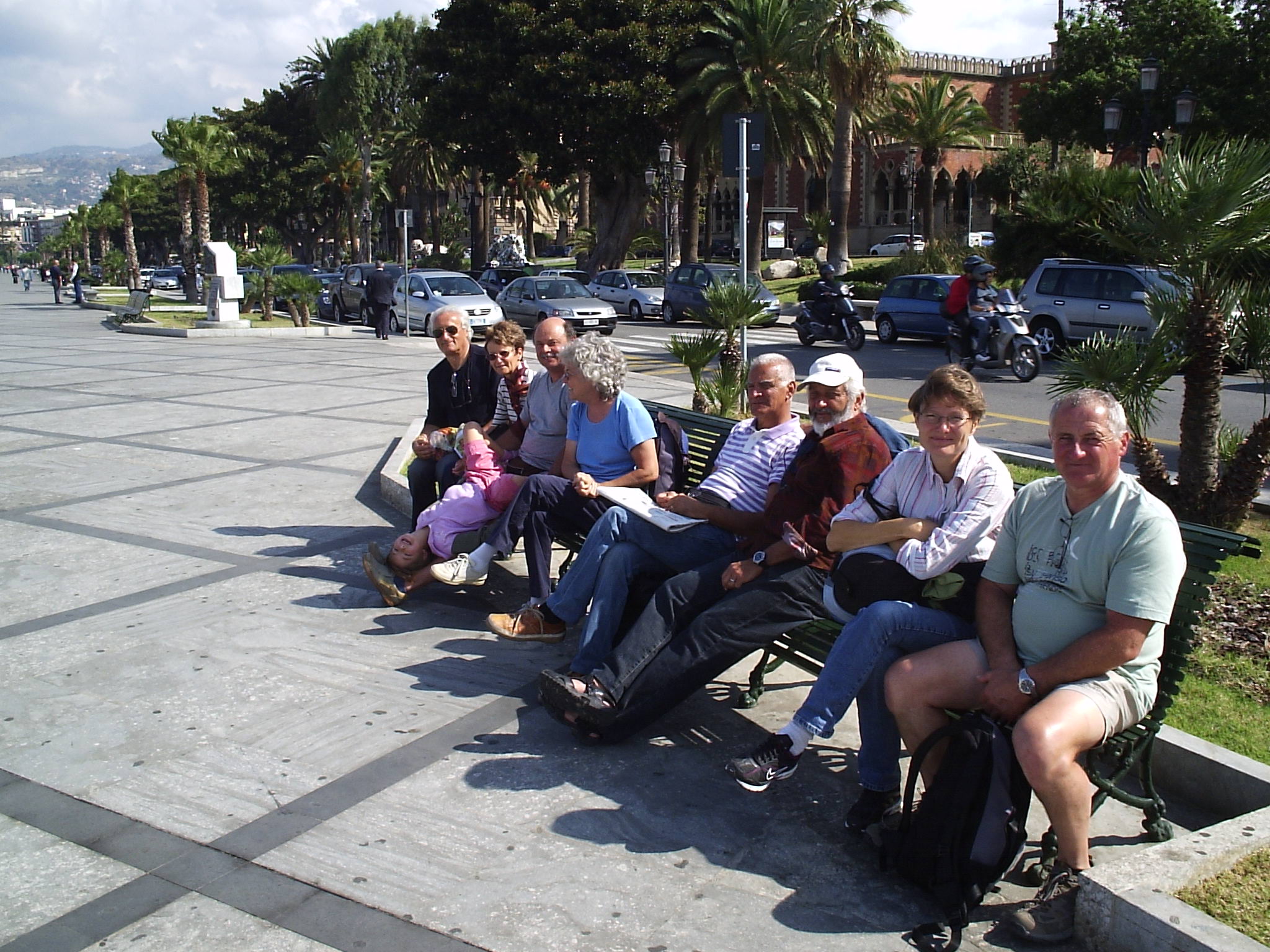 18/10/2008 Reggio Calabria. L'allegra brigata si gode l'ultimo sole sullo splendido lungoma