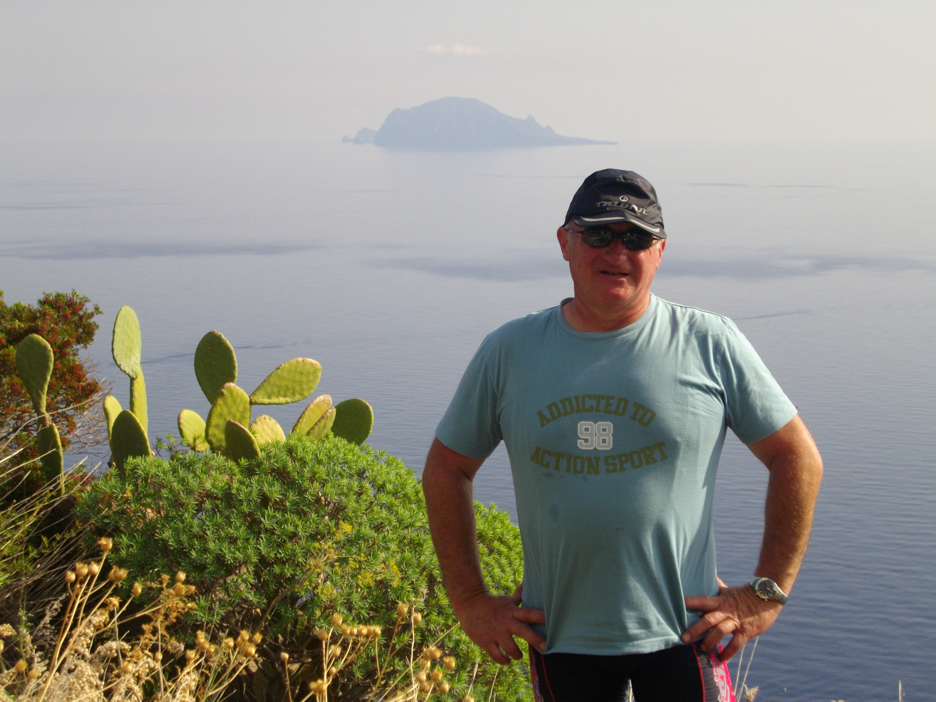 34aa 16/10/2008 Salina. Pierre il taciturno .... e sullo sfondo Panarea.