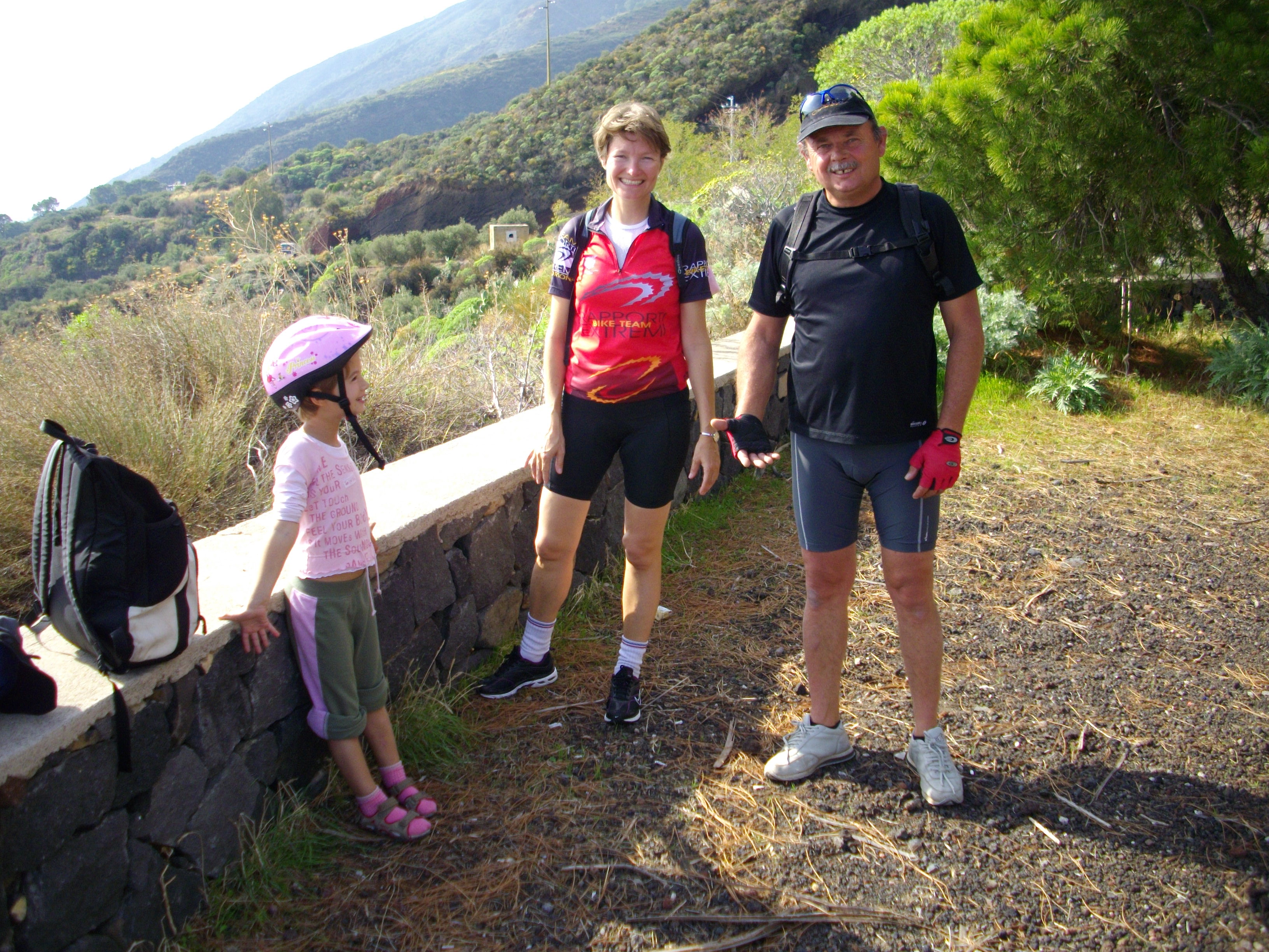 35aa 16/10/2008 Salina. Due ciclisti e mezzo sulle alture dell'isola.