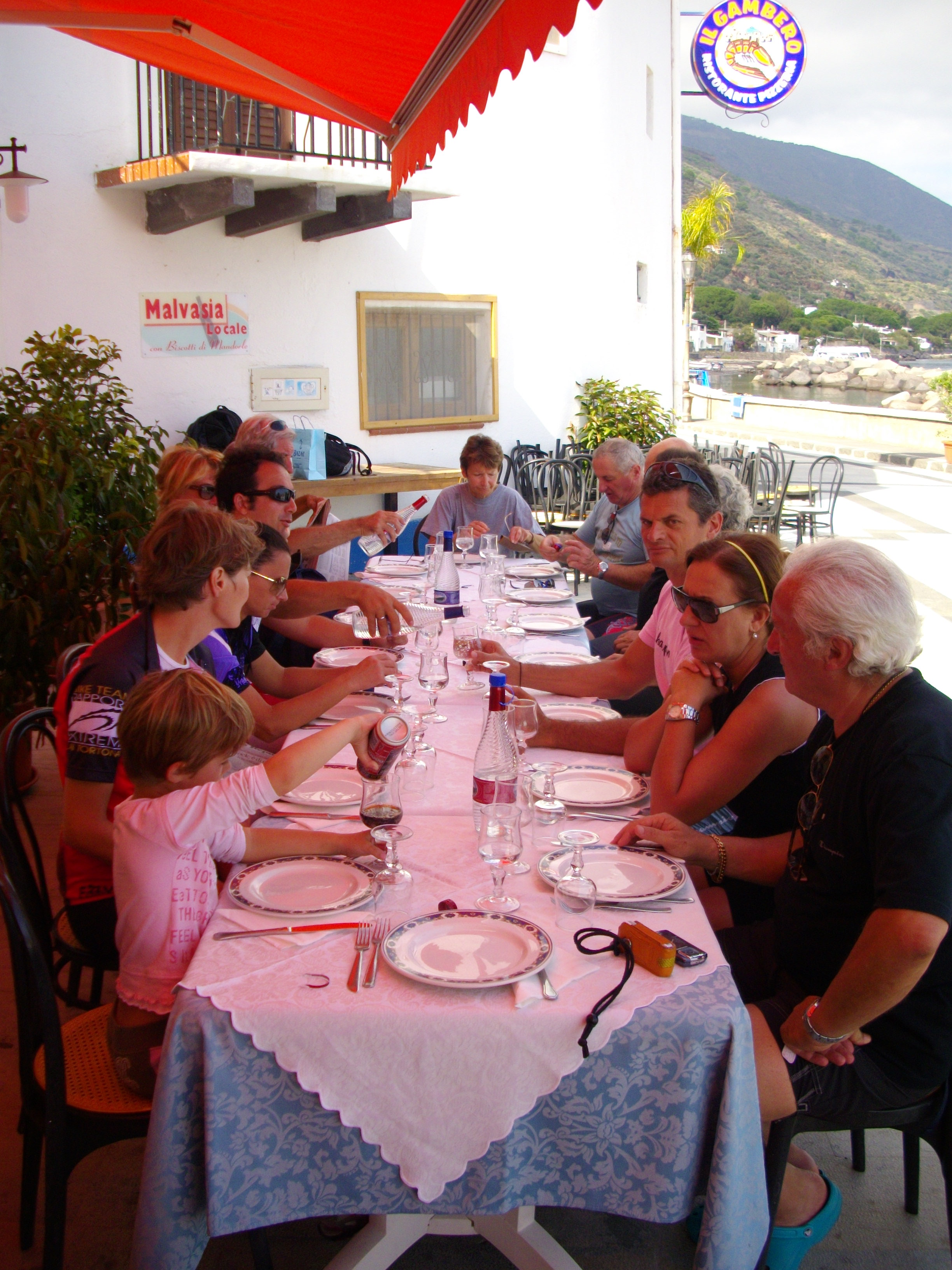 45aa 16/10/2008 Salina. A tavola in attesa della pasta.