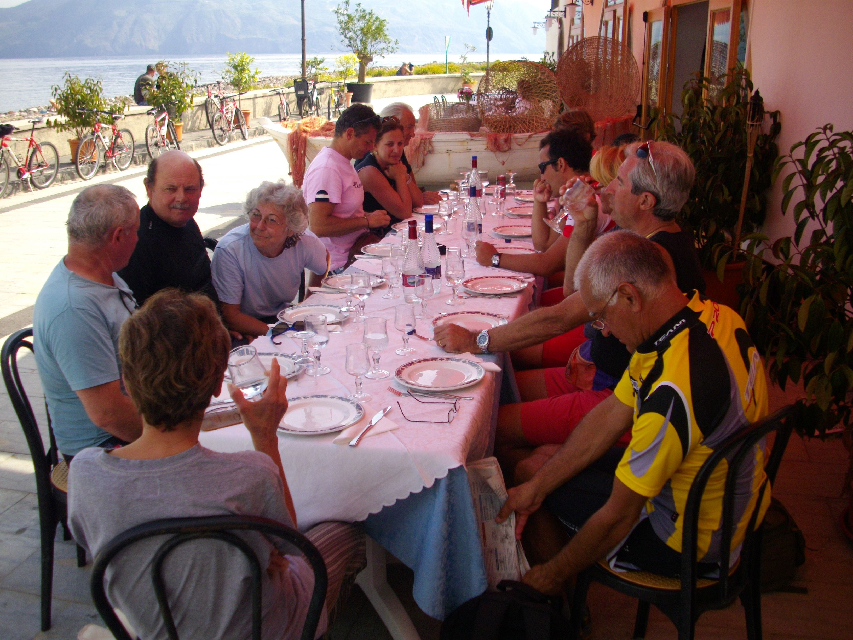 46aa 16/10/2008 Salina. A tavola sempre in attesa della pasta.