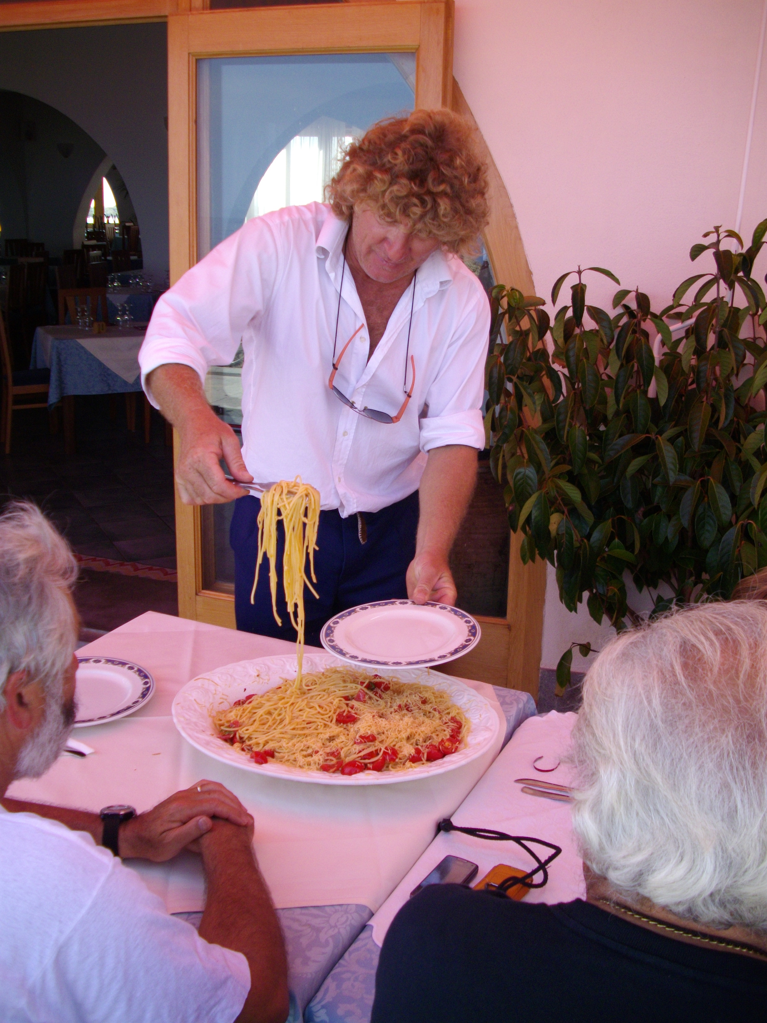 48aa 16/10/2008 Salina. E finalmente .......... la pasta. Francesco si occupa della distribuzione.