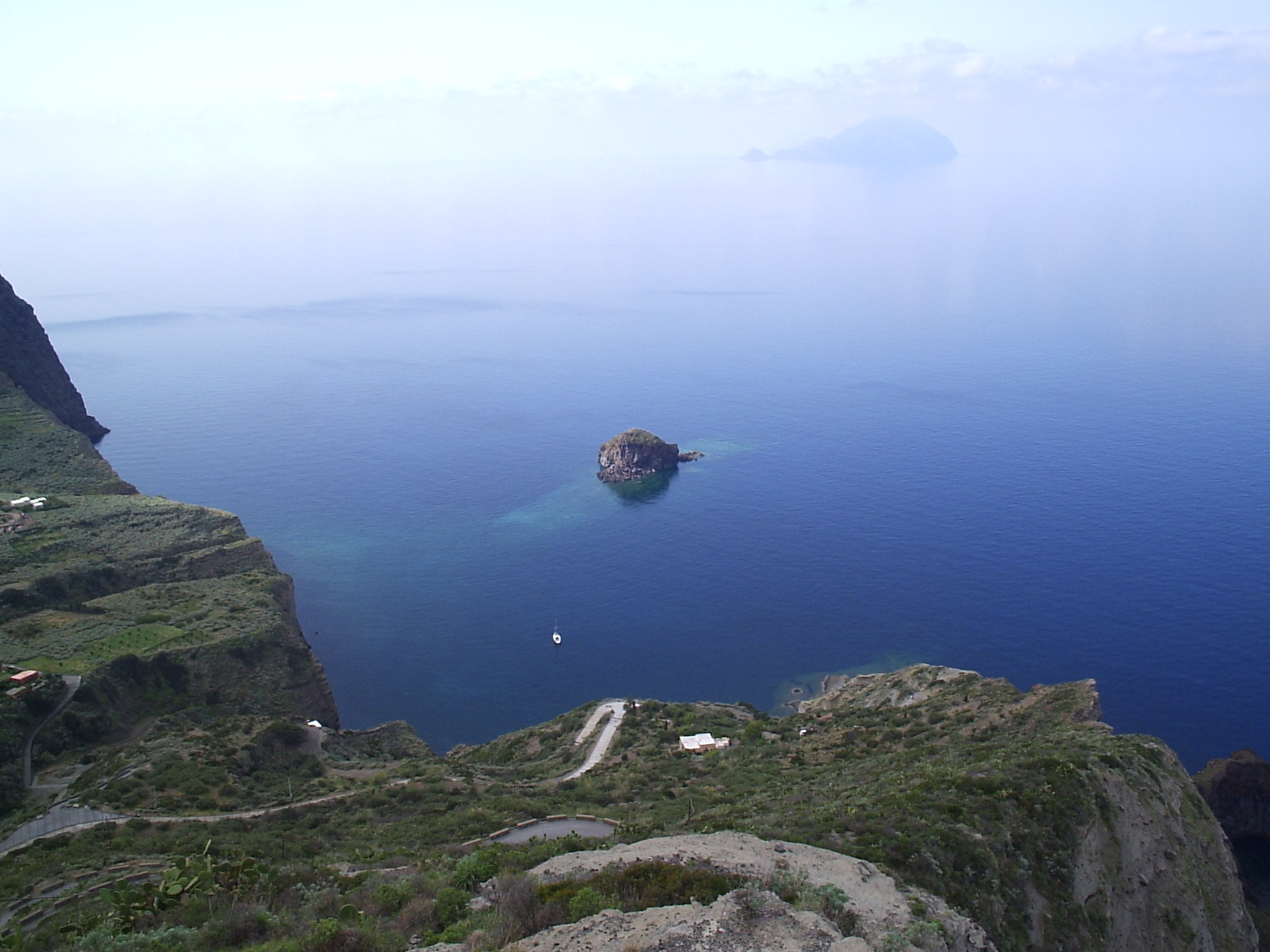58aa 16/10/2008 Salina. La strada che scende a precipizio verso Pollara. Sullo sfondo Panarea.