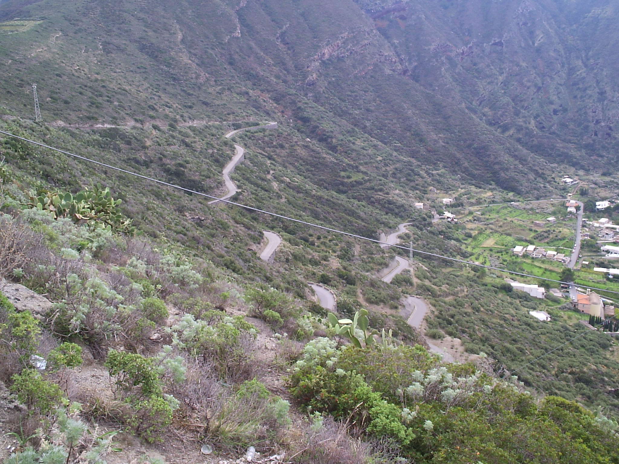 59aa 16/10/2008 Salina. Il serpente d'asfalto che ci porterà a Pollara.
