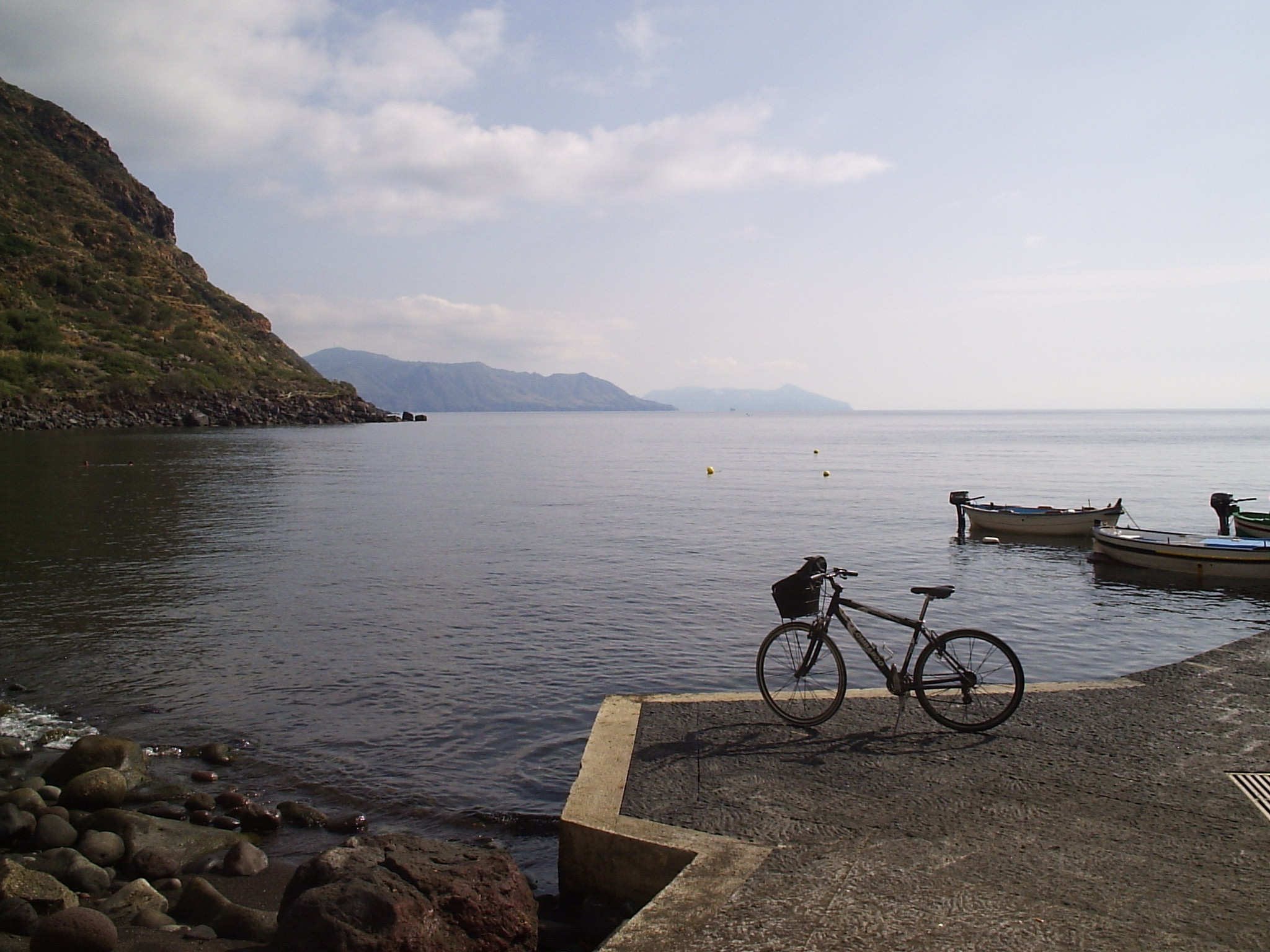 85aa 16/10/2008 Salina. Due icone della nostra vacanza: la barca e la bici.